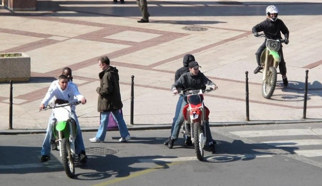 Accident mortel de Grenoble : non, il n’est pas interdit à la police de poursuivre les deux roues