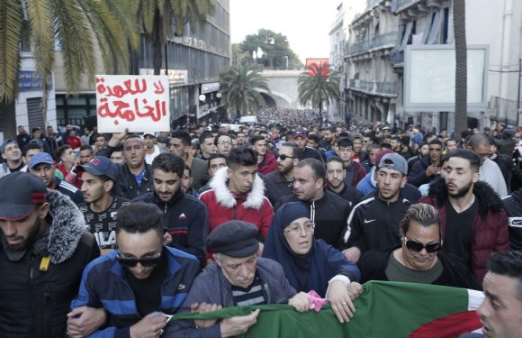 Algérie: Des manifestations massives mais sans réactions politiques