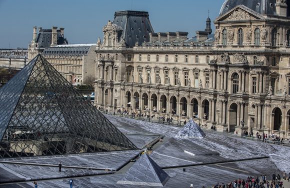 Pyramide du Louvre: Le collage géant de JR abîmé quelques heures après avoir été dévoilé