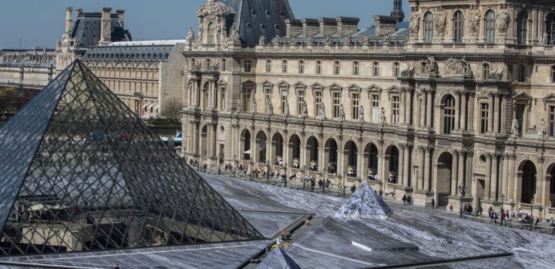 Pyramide du Louvre: Le collage géant de JR abîmé quelques heures après avoir été dévoilé