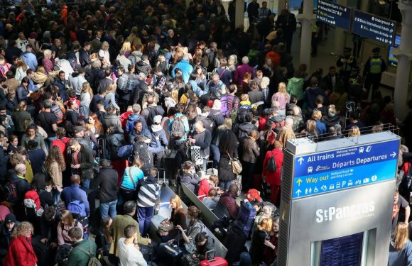 Londres: Un homme muni d&rsquo;un drapeau anglais arrêté après avoir bloqué le trafic des Eurostar
