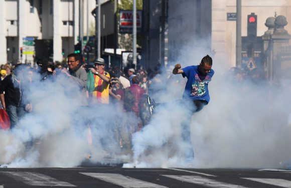 «Gilets jaunes», acte 20: Malgré l&rsquo;interdiction, des centaines de manifestants défilent à Avignon