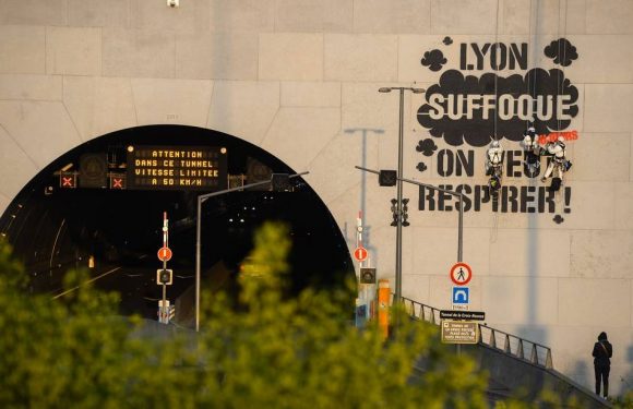 Lyon: Un graff géant réalisé par Greenpeace à l&rsquo;entrée du tunnel de la Croix-Rousse contre la pollution de l&rsquo;air