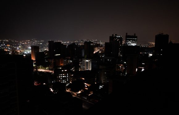 Le Venezuela à nouveau plongé dans le noir, Maduro accuse des «terroristes»
