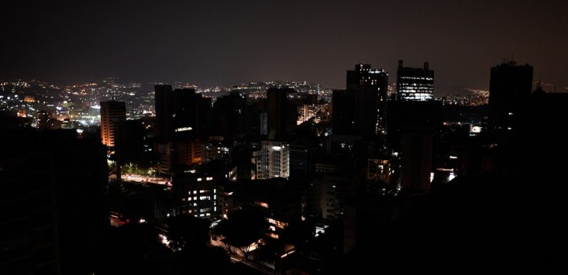 Le Venezuela à nouveau plongé dans le noir, Maduro accuse des «terroristes»