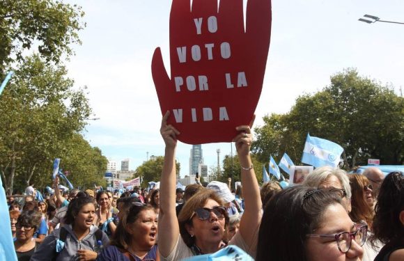 Argentine: Des milliers de personnes manifestent contre l’avortement