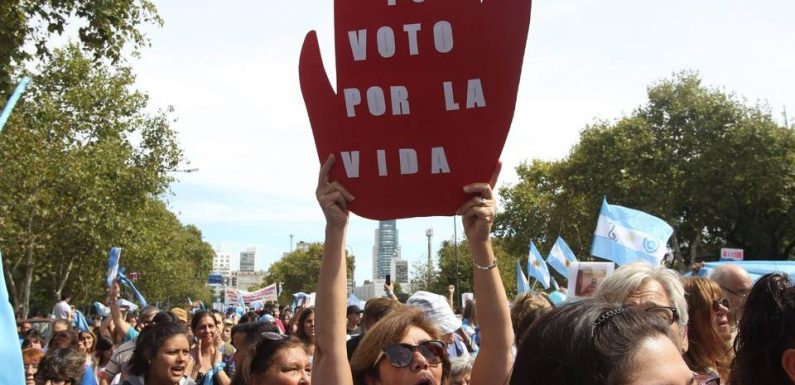 Argentine: Des milliers de personnes manifestent contre l’avortement