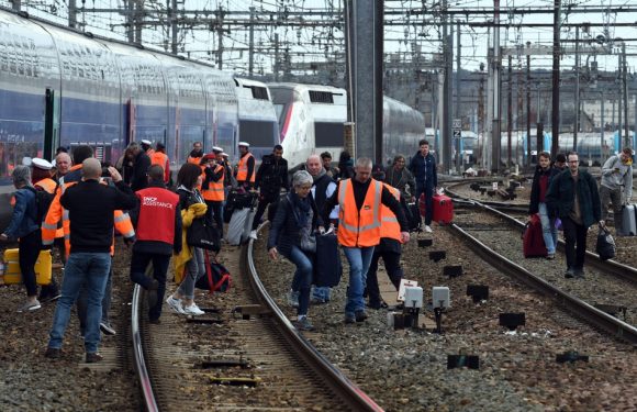 TGV: Le trafic interrompu entre Paris et le Sud-Ouest par des salariés d’Arjowiggins bloquant les voies