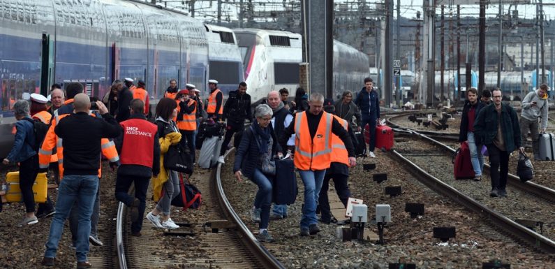 TGV: Le trafic interrompu entre Paris et le Sud-Ouest par des salariés d’Arjowiggins bloquant les voies