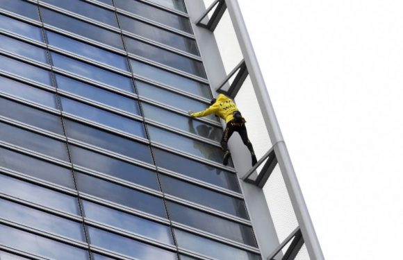 VIDEO. Paris: Le «Spider-Man français» Alain Robert escalade une tour de 37 étages à la Défense
