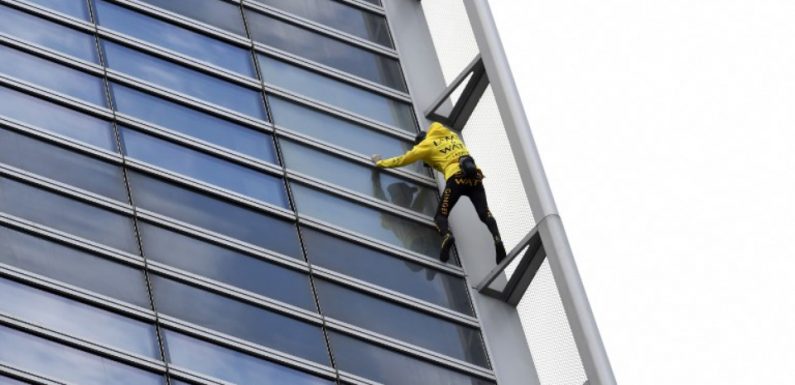 VIDEO. Paris: Le «Spider-Man français» Alain Robert escalade une tour de 37 étages à la Défense