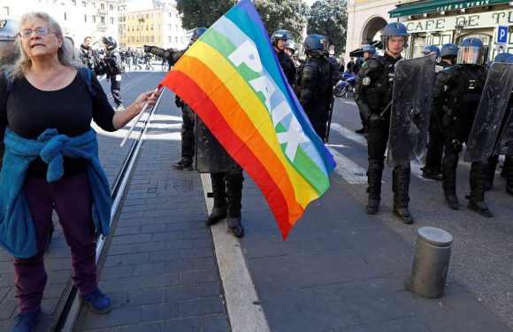 Le policier qui a poussé Geneviève Legay dit avoir agi « dans le strict respect des ordres »