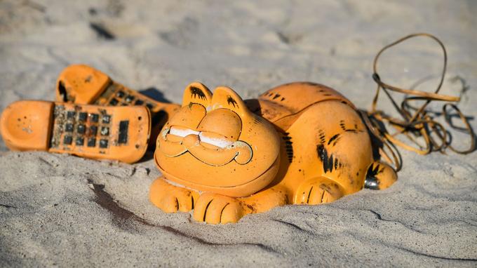 On sait enfin pourquoi des téléphones Garfield s’échouent sur des plages bretonnes