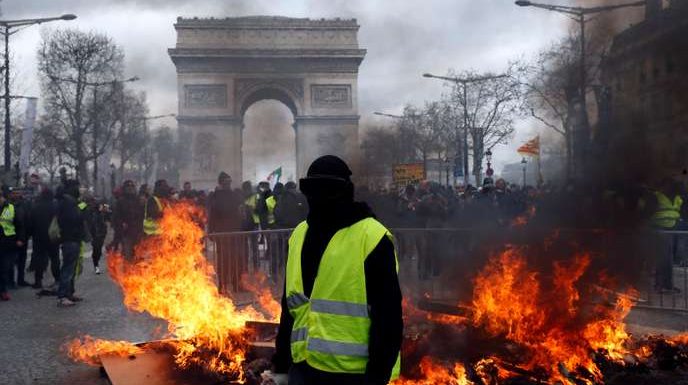 « Gilets jaunes » : après une journée de violence à Paris, les réactions des responsables politiques