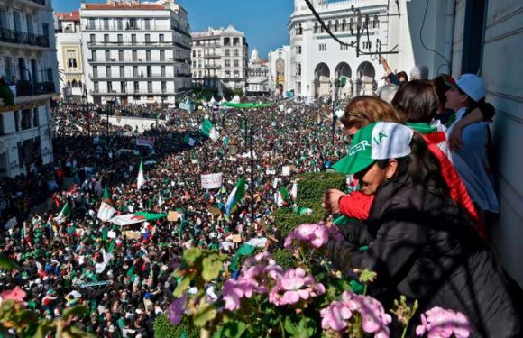 Une foule énorme manifeste à Alger pour exiger la fin du régime