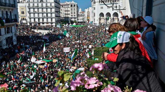 Une foule énorme manifeste à Alger pour exiger la fin du régime