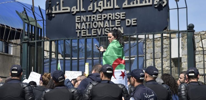 Manifestations en Algérie : le directeur général de la télévision publique limogé