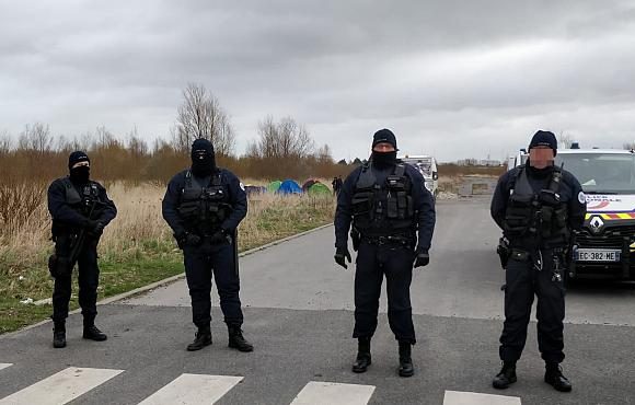 À Calais, « les expulsions se poursuivent, grilles et barbelés continuent de balafrer la ville »