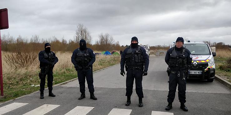 À Calais, « les expulsions se poursuivent, grilles et barbelés continuent de balafrer la ville »