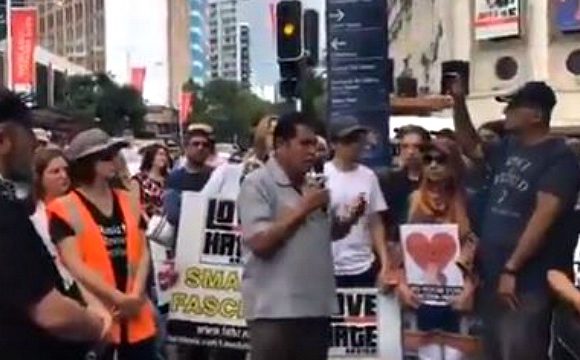 Polémique en Nouvelle Zélande : le chef d’une mosquée blâme le Mossad pour l’attaque de Christchurch lors d’une manifestation d’hommage