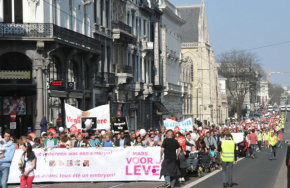 Marche pour la vie à Bruxelles dimanche 31 mars : marche silencieuse et collecte de vêtements d’enfants