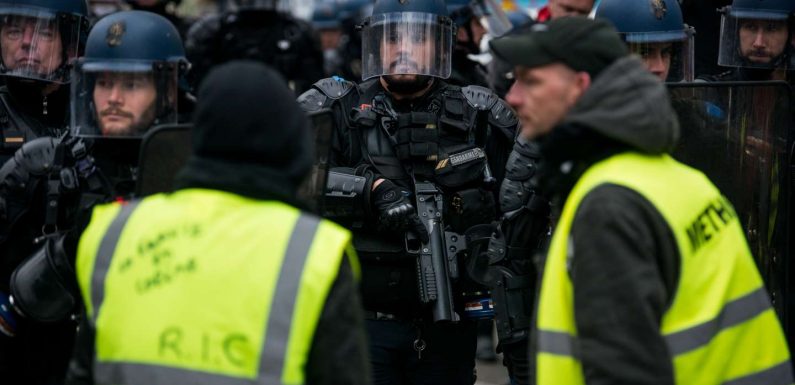 « Gilets jaunes » : quand la gendarmerie prend en photo les cartes d’identité des manifestants