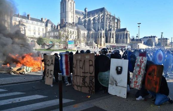 La mairie du Mans évacuée après une bataille rangée avec des forains