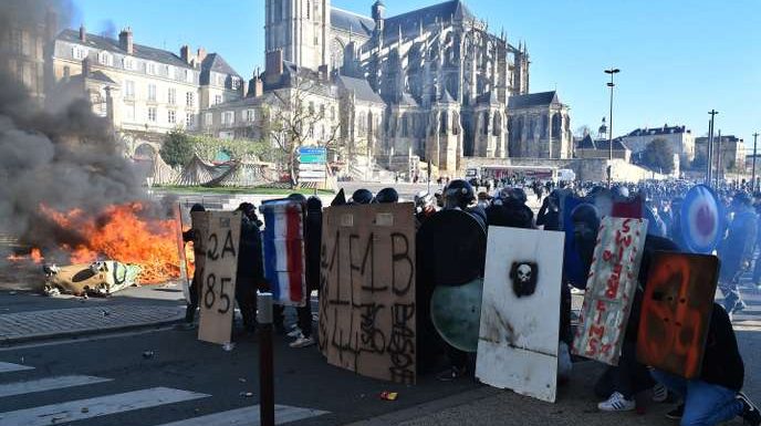 La mairie du Mans évacuée après une bataille rangée avec des forains