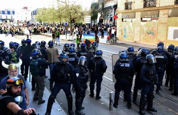 « Gilets jaunes » : à Bordeaux, des commerçants tiraillés entre l’envie de rester ouverts et la peur des violences