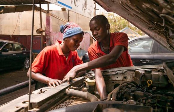 Un garage automobile de femmes démonte les préjugés au Sénégal