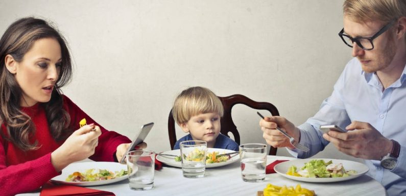Les familles passent plus de temps ensemble… mais derrière leurs écrans