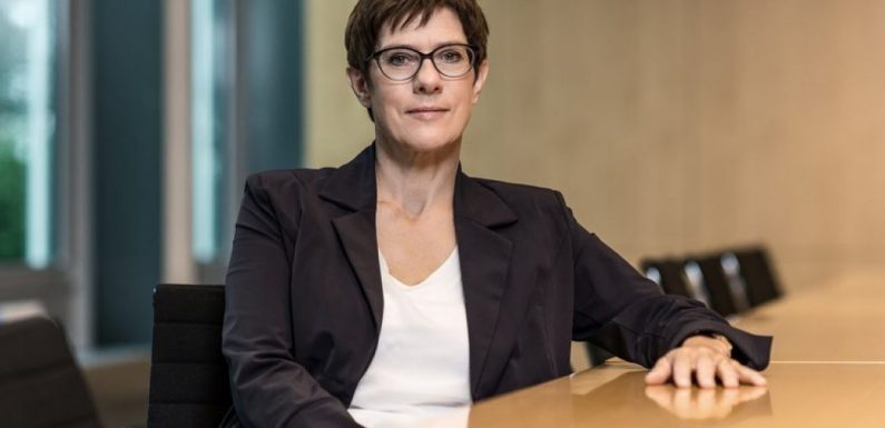 La claque d’AKK à Macron