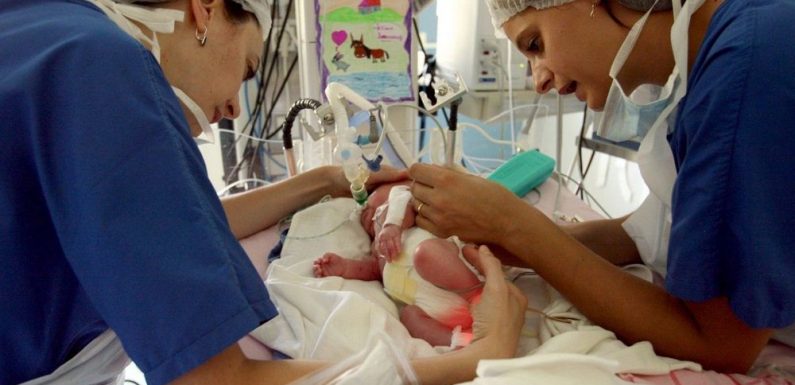 Bébés prématurés : le seuil de viabilité « recule d’une semaine tous les 10 ans »