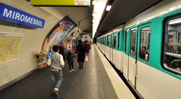 Métro parisien : quand les panneaux publicitaires se mettent à vous suivre à la trace