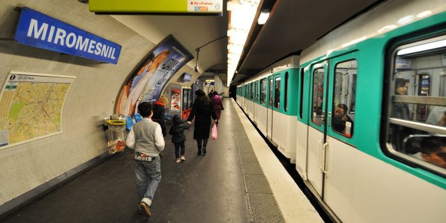 Métro parisien : quand les panneaux publicitaires se mettent à vous suivre à la trace