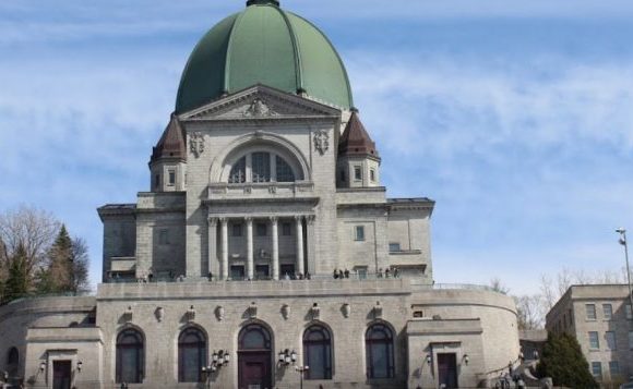 Agression contre un prêtre à Montréal : le père Claude Grou a été poignardé pendant la messe à l’oratoire Saint-Joseph
