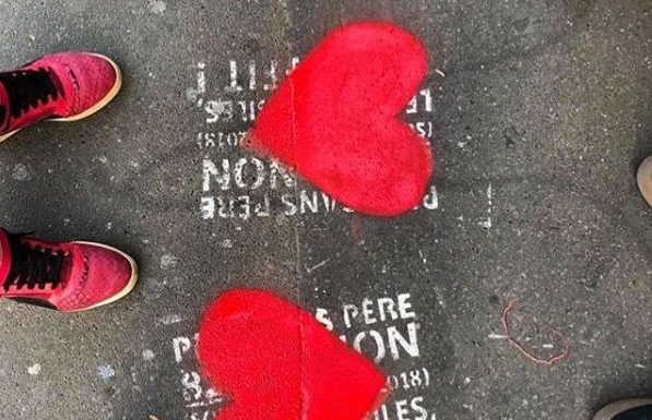 Pochoirs pour tous : ils recouvrent de coeurs les messages homophobes, haineux, racistes ou sexistes
