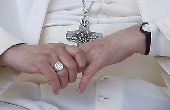 To kiss pope&rsquo;s hand – or not – enters the Catholic culture wars