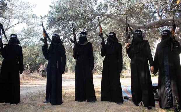 Les femmes de Daech seraient pires que les hommes : « Elles nous apportaient du maquillage avant que nous soyons violées »