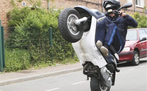 Sartrouville (78) : un adolescent gravement blessé en faisant du rodéo à moto