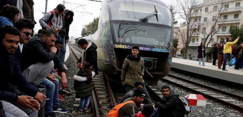 En Grèce, des centaines de migrants font pression sur les autorités pour quitter le pays
