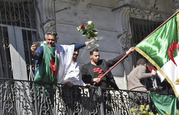 Algérie : Rachid Nekkaz ciblé par une pluie de projectiles lors d&rsquo;une apparition publique (VIDEOS)