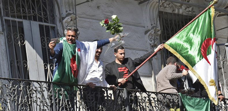 Algérie : Rachid Nekkaz ciblé par une pluie de projectiles lors d’une apparition publique (VIDEOS)