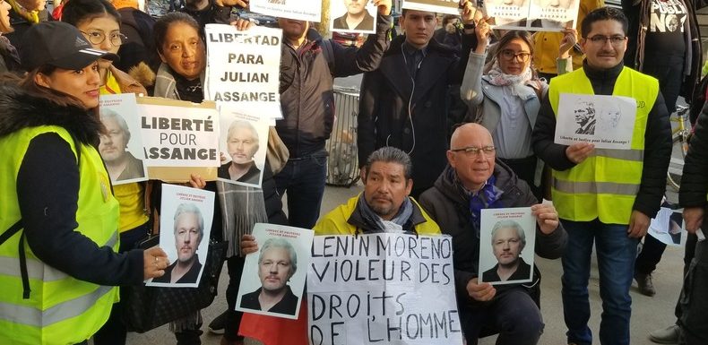 Rassemblement en soutien à Julian Assange à Paris devant le siège du Monde (IMAGES)