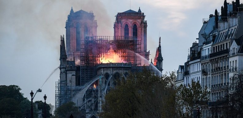 Cathédrale en flammes, flèche qui s’écroule : les images fortes de l’incendie de Notre-Dame de Paris