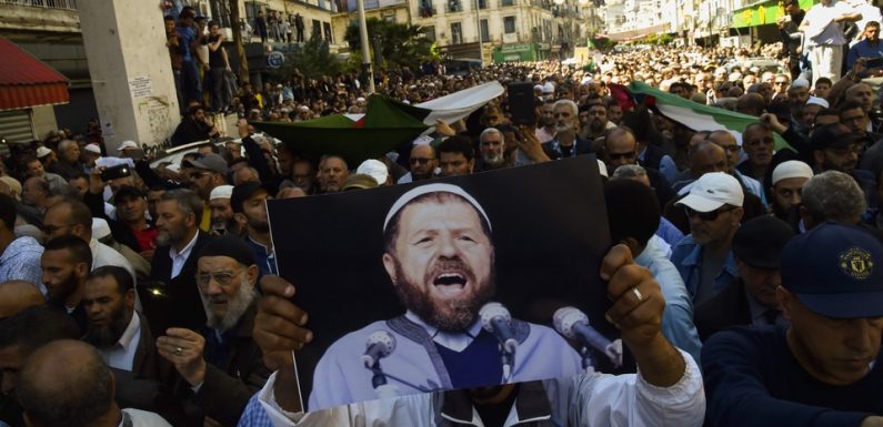 Algérie: Des milliers de partisans aux obsèques de Abassi Madani, chef historique du FIS