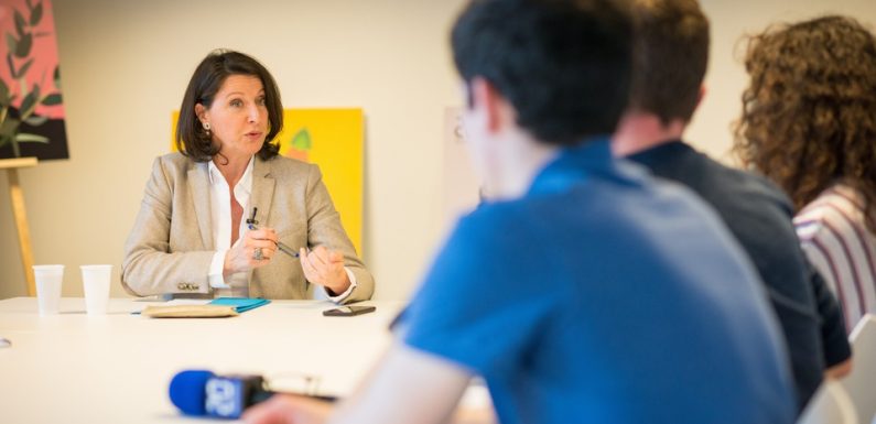 PODCAST. «Minute Papillon!»: Emmanuel Macron attendu sur le social, Agnès Buzyn chez «20 Minutes»