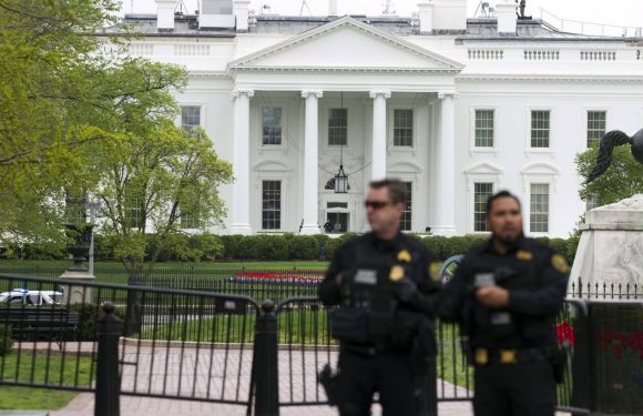 Un homme met le feu à sa veste devant la Maison Blanche