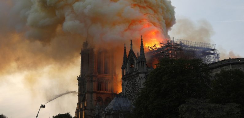 Incendie à Notre-Dame: Les Parisiens et les touristes ont le cœur brisé