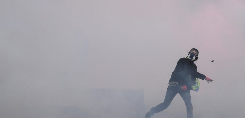 Des «gilets jaunes» sont-ils intoxiqués au cyanure par les gaz lacrymogènes de la police?